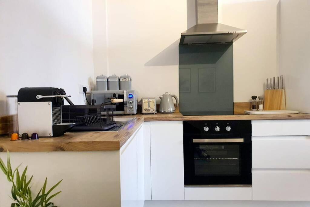 Modern 1 Bedroom Apartment, Close To The With Parking Apartment *