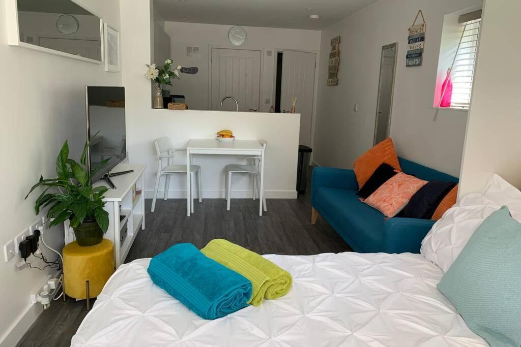 Apartment Nr Town Train Coach Shops Lovely Entire Allows Quiet Good Dogs *