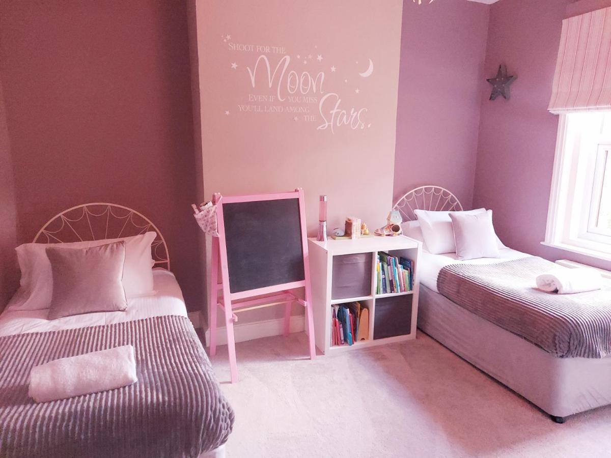 Stunning 3 Bedroom Holiday Near The Beach *