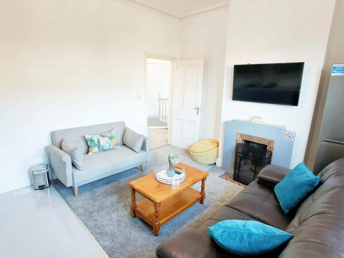 Flat-c, 4 Adults, 20 Mins To Beach, Netflix, Wifi, Sleeps 4 Adults Apartment *