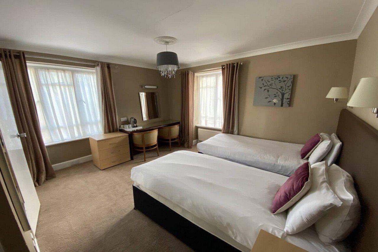 Hinton Firs Hotel 3*