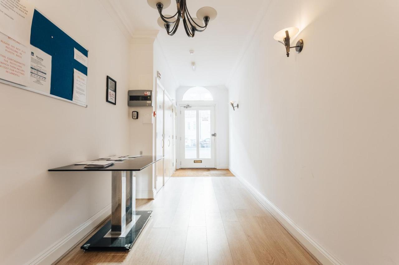 Spacious 2 Bedroom Flat Near And Town Centre Apartment *