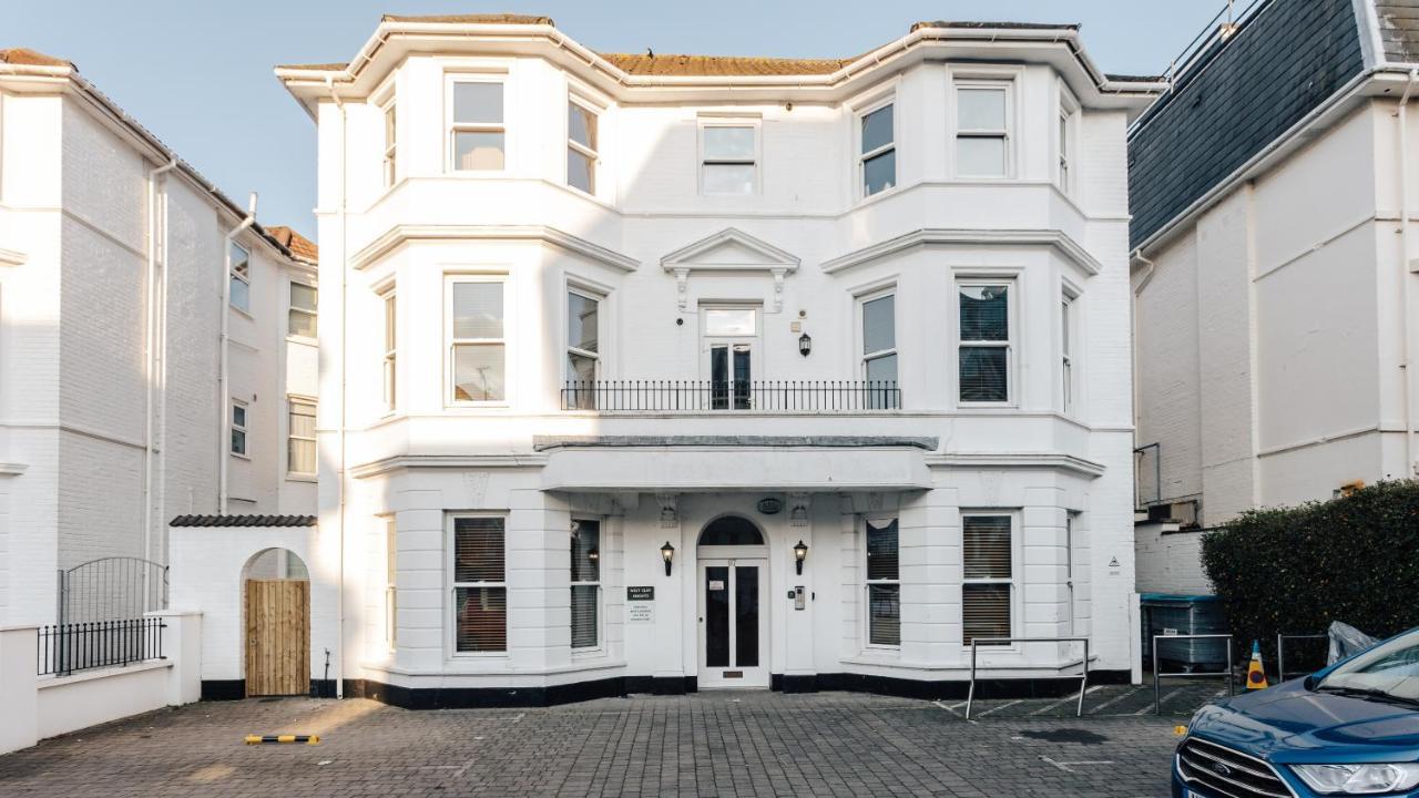 Spacious 2 Bedroom Flat Near And Town Centre