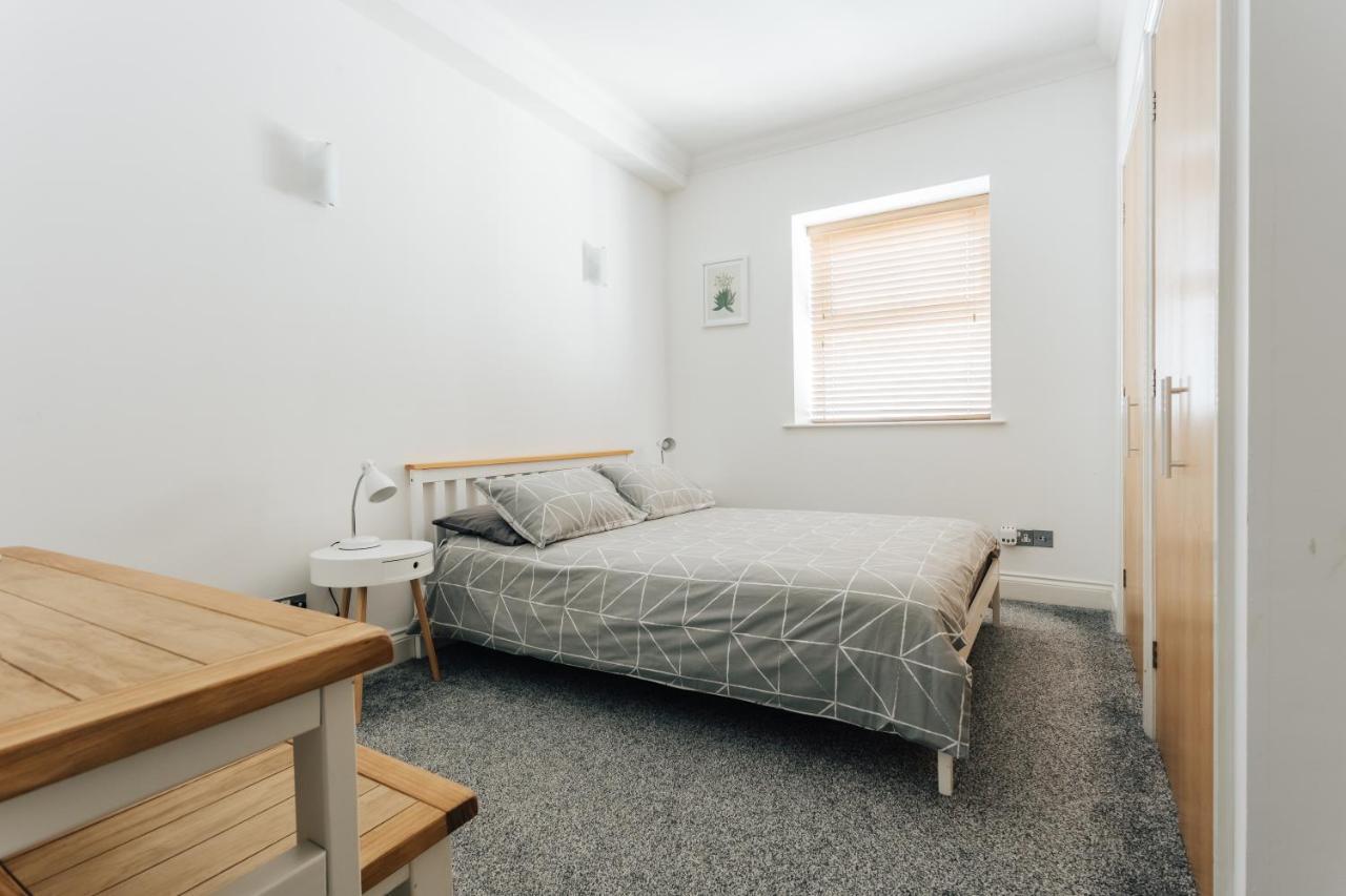 Spacious 2 Bedroom Flat Near And Town Centre Apartment