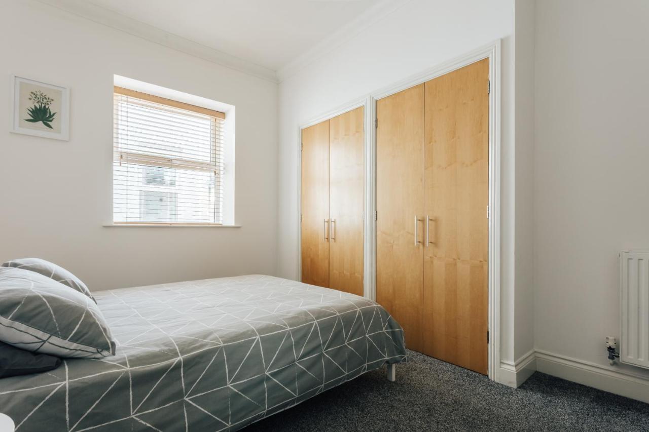 Apartment Spacious 2 Bedroom Flat Near And Town Centre *