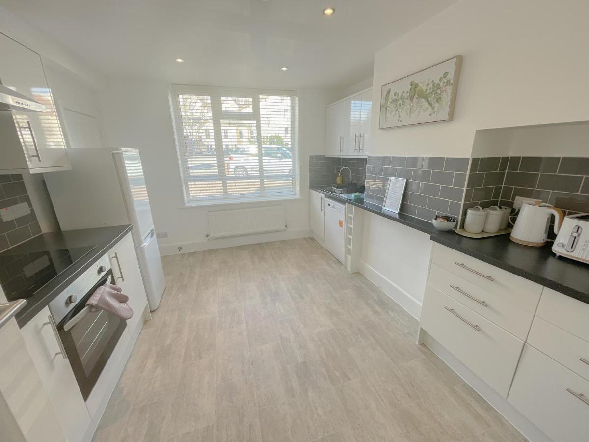Apartment Large 3 Bedroom & 2 Bath - Ground Floor With Parking *