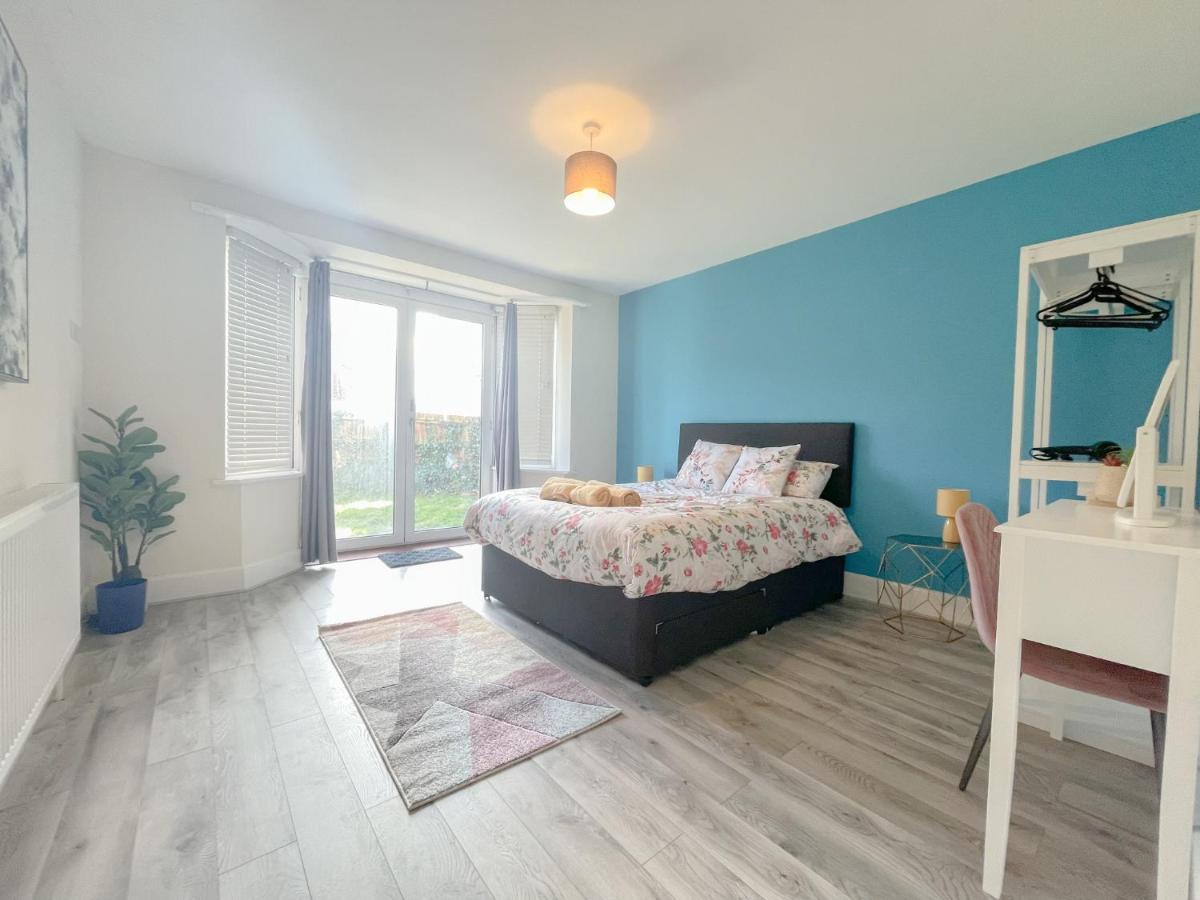 Large 3 Bedroom & 2 Bath - Ground Floor With Parking Apartment