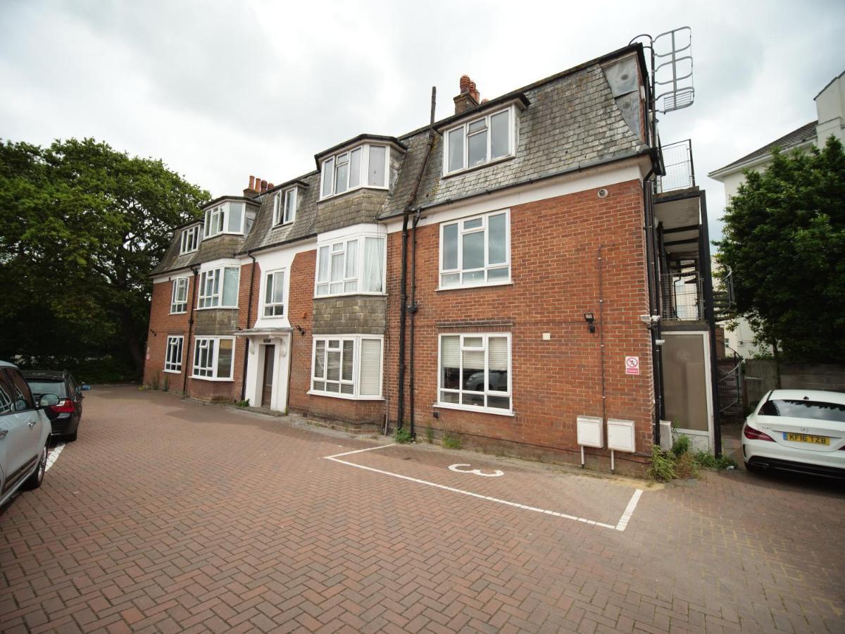 Large 3 Bedroom & 2 Bath - Ground Floor With Parking Bournemouth