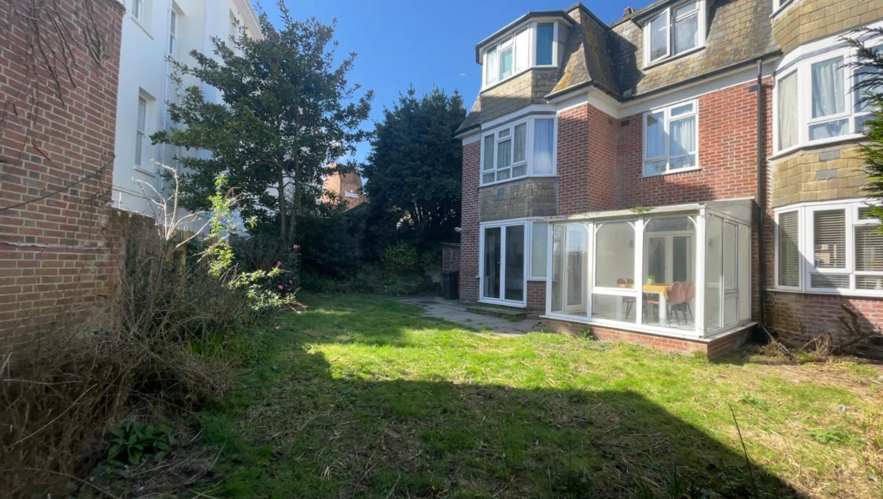 Large 3 Bedroom & 2 Bath - Ground Floor With Parking Apartment