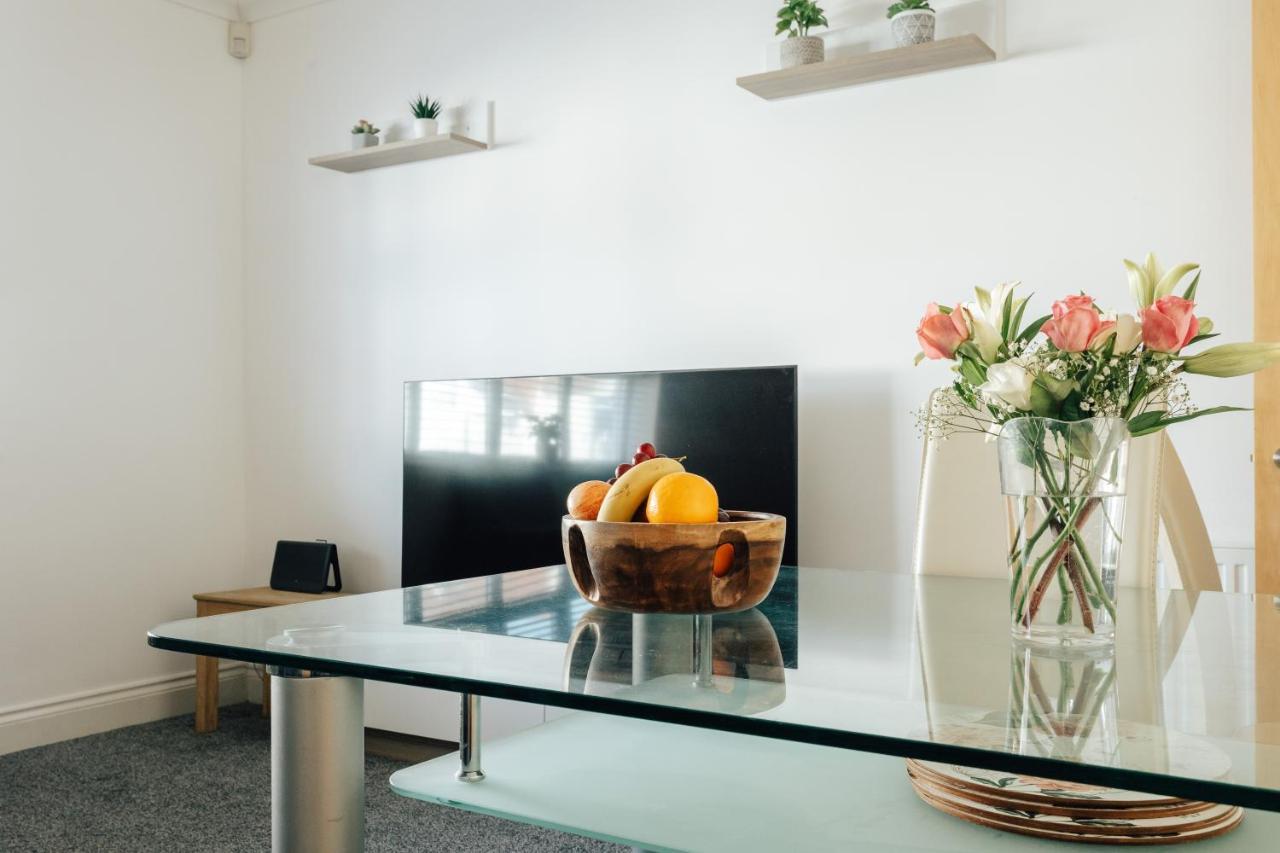 Spacious 2 Bedroom Flat Near And Town Centre Apartment