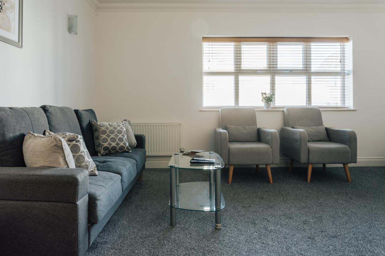 Spacious 2 Bedroom Flat Near And Town Centre *