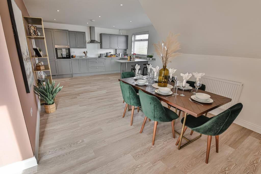 Bournecoast - Stylish Flat With Balcony - Sea Views - 10 Min Walk To - Parking - Wifi - Fm8407 * Bournemouth