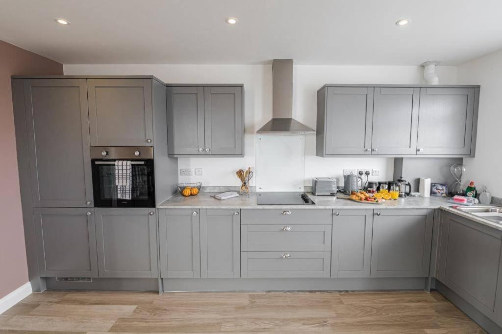 Bournecoast - Stylish Flat With Balcony - Sea Views - 10 Min Walk To - Parking - Wifi - Fm8407 *