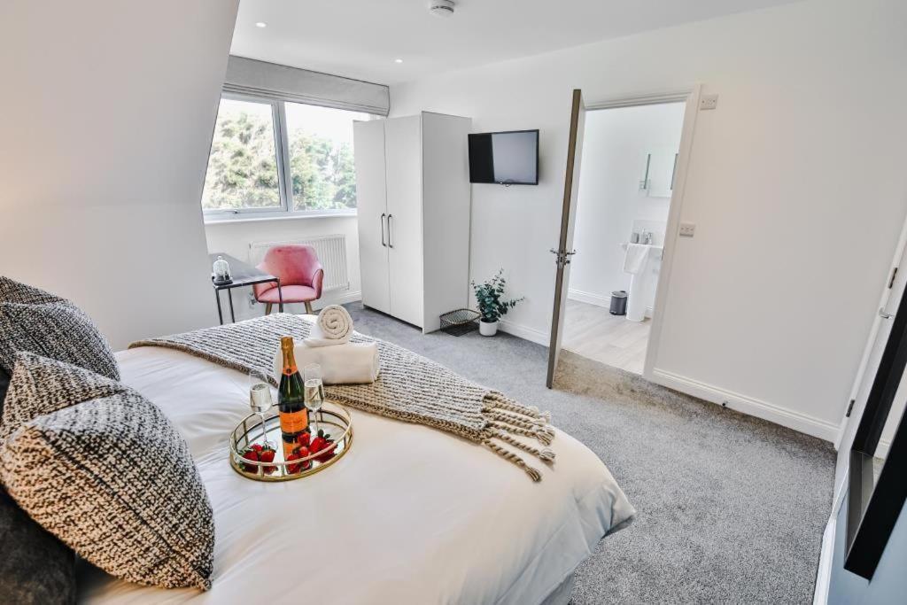 Bournecoast - Stylish Flat With Balcony - Sea Views - 10 Min Walk To - Parking - Wifi - Fm8407 Bournemouth