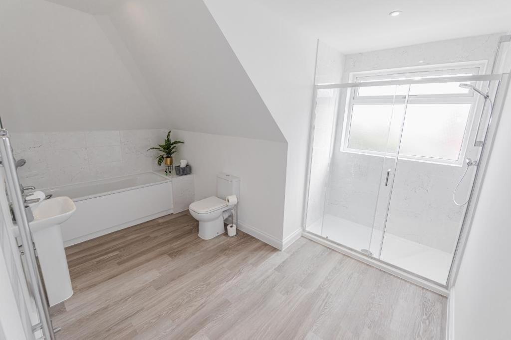Bournecoast - Stylish Flat With Balcony - Sea Views - 10 Min Walk To - Parking - Wifi - Fm8407 * Bournemouth