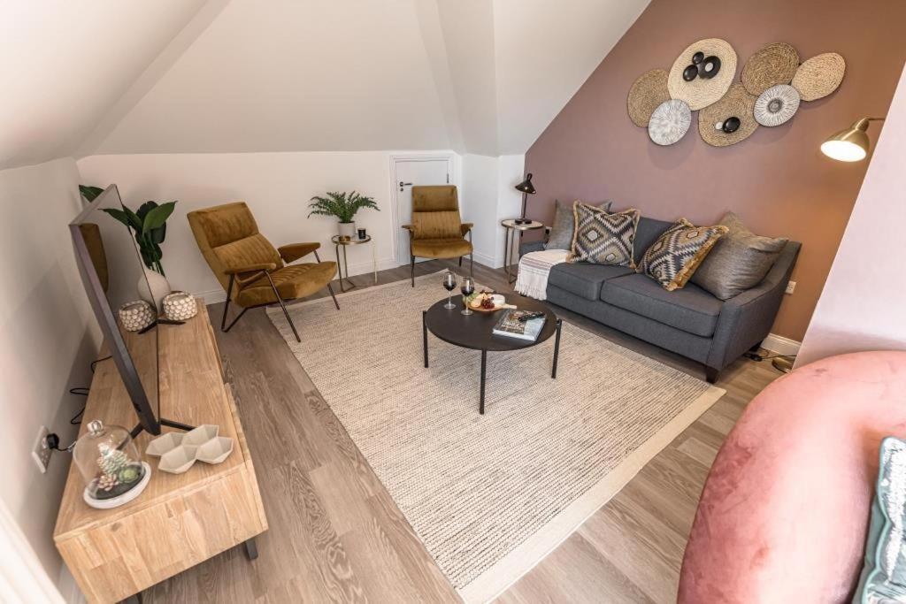 Bournecoast - Stylish Flat With Balcony - Sea Views - 10 Min Walk To - Parking - Wifi - Fm8407 Bournemouth