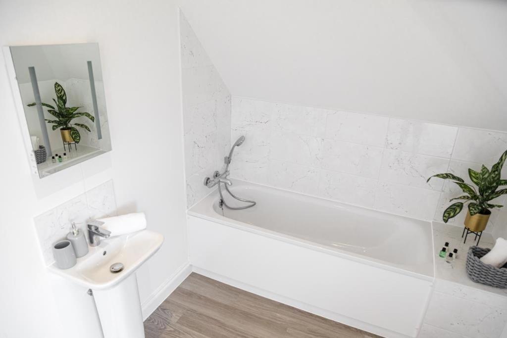 Bournecoast - Stylish Flat With Balcony - Sea Views - 10 Min Walk To - Parking - Wifi - Fm8407 Apartment