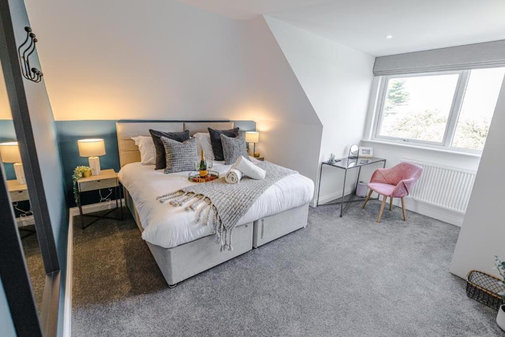 Bournecoast - Stylish Flat With Balcony - Sea Views - 10 Min Walk To - Parking - Wifi - Fm8407 Bournemouth