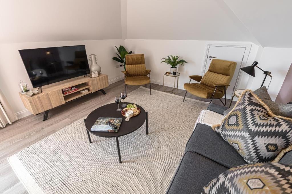 Bournecoast - Stylish Flat With Balcony - Sea Views - 10 Min Walk To - Parking - Wifi - Fm8407 Apartment Bournemouth