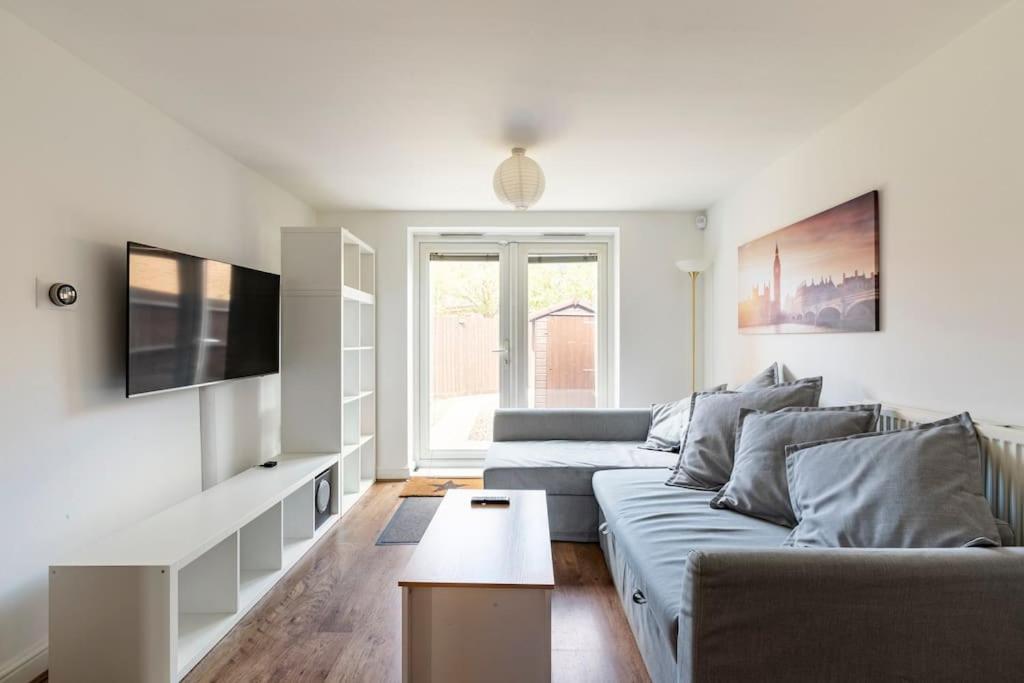 Apartment Urban Oasis: Modern 2-bedroom With Entertainment & Parking *
