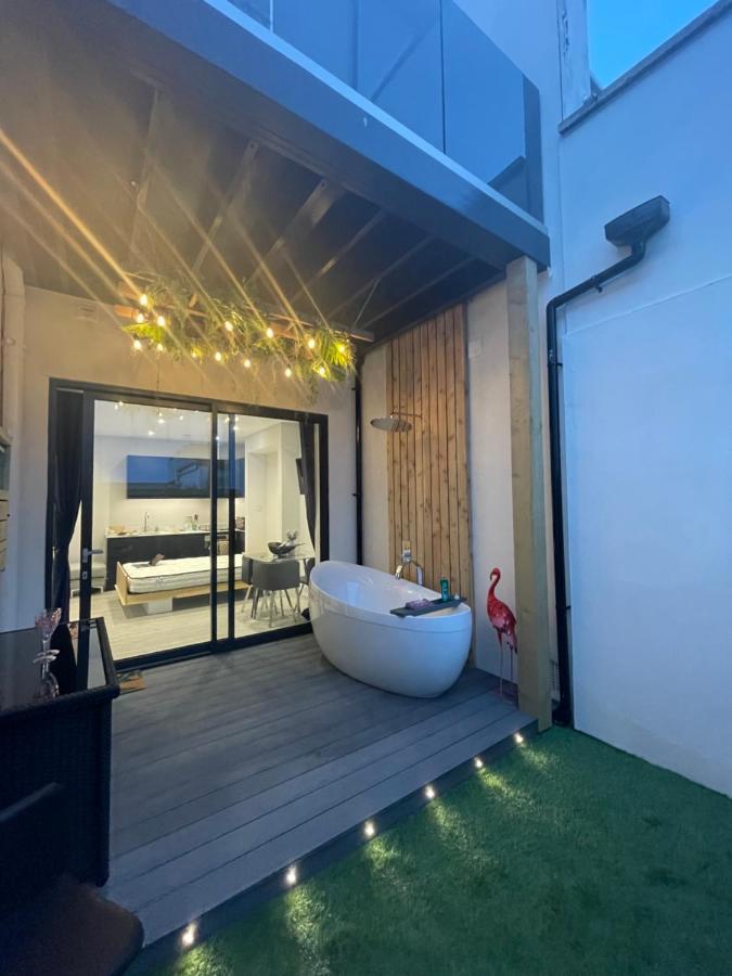 Coastline Retreats: Jungle-themed Seafront Garden *