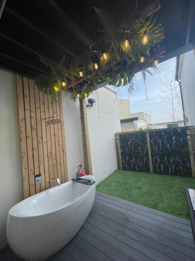 Coastline Retreats: Jungle-themed Seafront Garden Apartment