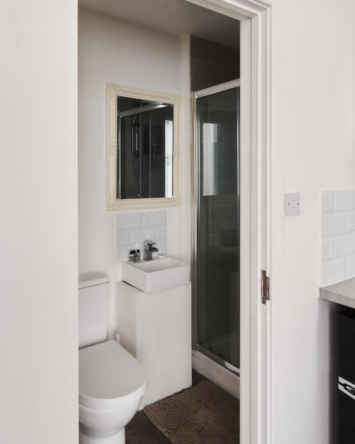 Modern Central Studio And One Bed Flats Close To The Beach