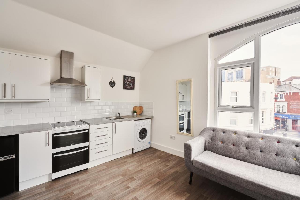 Modern Central Studio And One Bed Flats Close To The Beach Apartment