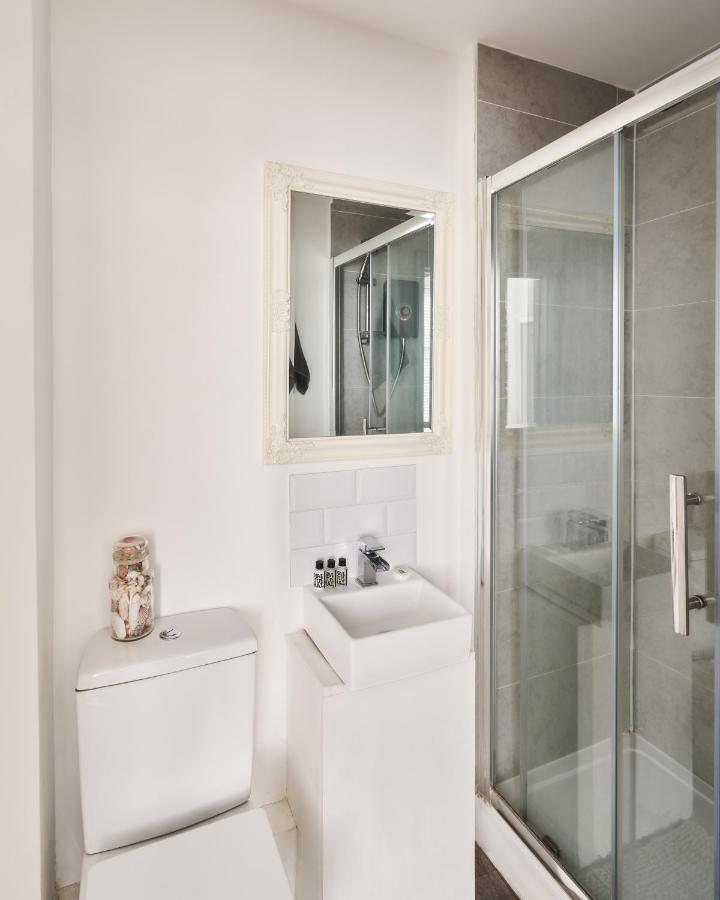 Modern Central Studio And One Bed Flats Close To The Beach Apartment