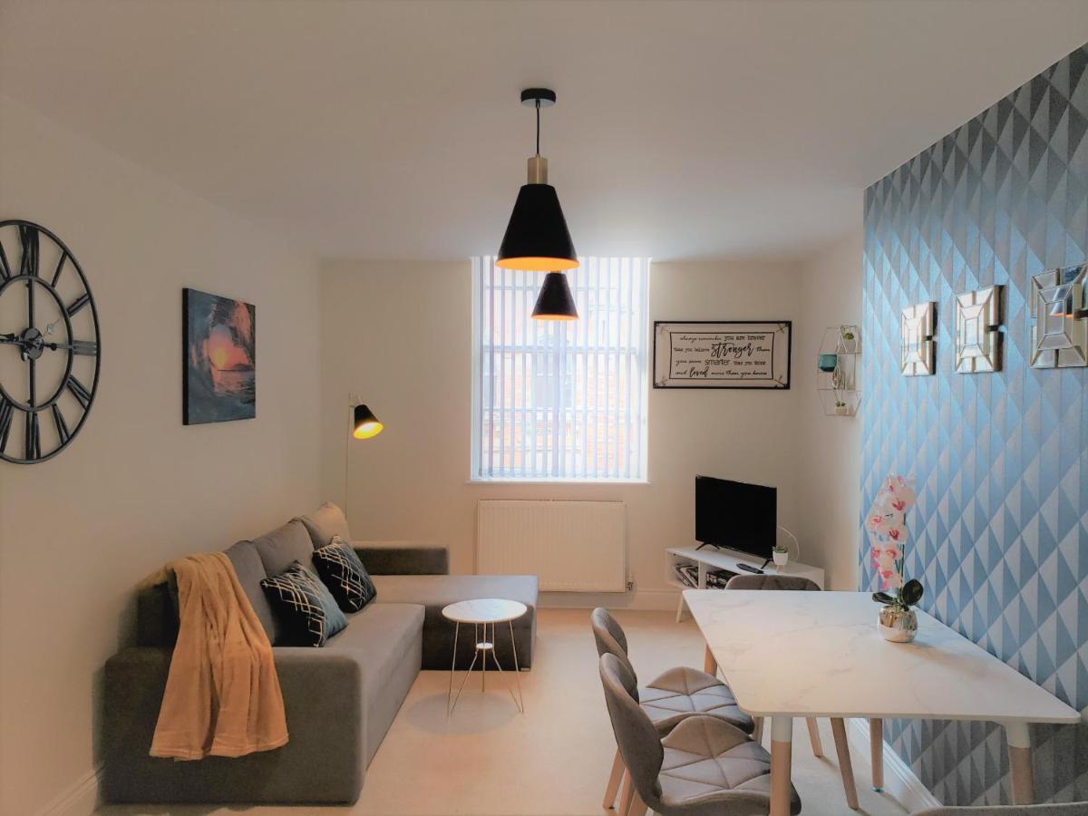 A Stylish Retreat - Super King Bed - Heart Of Town Centre - 5 Mins Stroll To Apartment