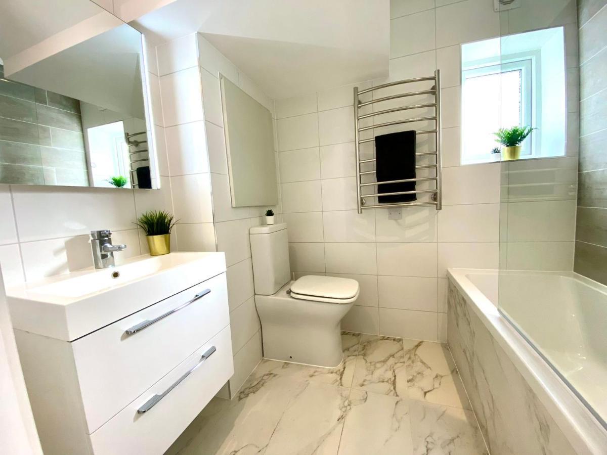 Haven: Stylish 2-bedroom Near Bournemouth's Shore *