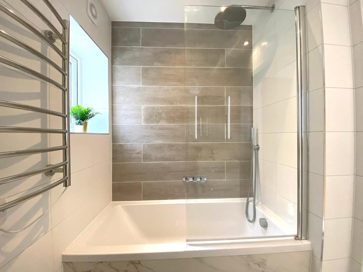 Haven: Stylish 2-bedroom Near Bournemouth's Shore Apartment