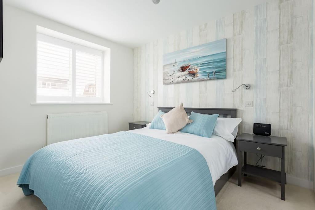 Stunning 2 Bed Apartment, Fabulous Sea View & 2 Minutes To Beach With Parking Apartment *