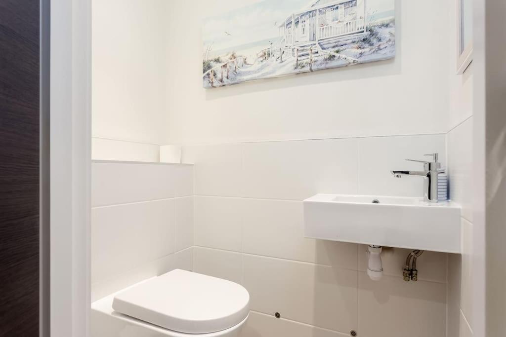 Apartment Stunning 2 Bed Apartment, Fabulous Sea View & 2 Minutes To Beach With Parking *