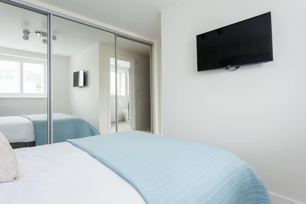 Apartment Stunning 2 Bed Apartment, Fabulous Sea View & 2 Minutes To Beach With Parking