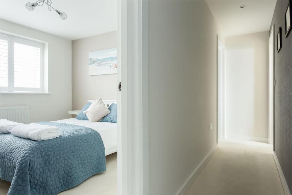 Stunning 2 Bed Apartment, Fabulous Sea View & 2 Minutes To Beach With Parking *