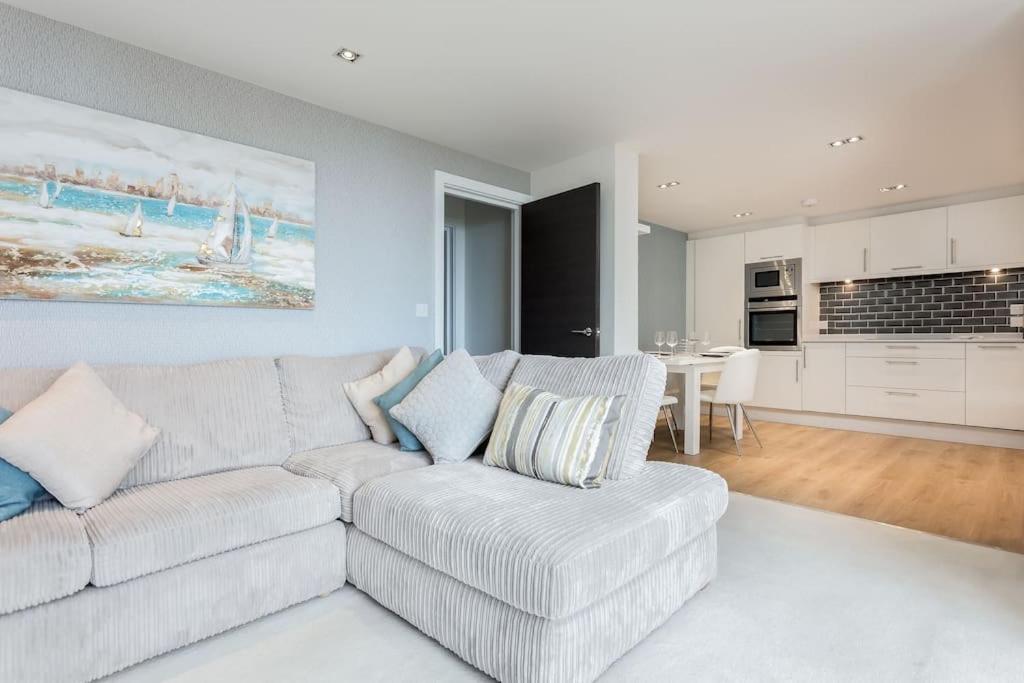 Apartment Stunning 2 Bed Apartment, Fabulous Sea View & 2 Minutes To Beach With Parking *