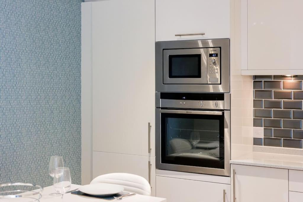 Stunning 2 Bed Apartment, Fabulous Sea View & 2 Minutes To Beach With Parking * Bournemouth
