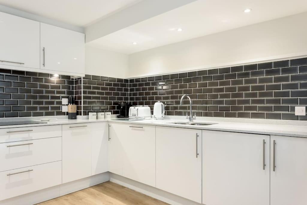 Stunning 2 Bed Apartment, Fabulous Sea View & 2 Minutes To Beach With Parking * Bournemouth