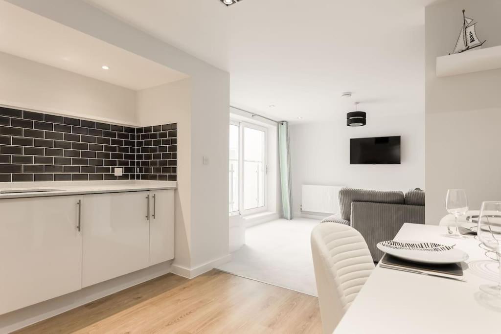 Stunning 2 Bed Apartment, Fabulous Sea View & 2 Minutes To Beach With Parking Apartment Bournemouth
