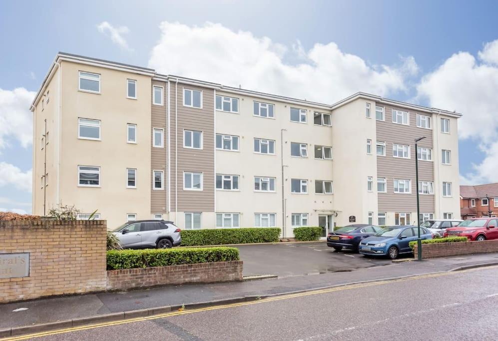 Apartment Stunning 2 Bed Apartment, Fabulous Sea View & 2 Minutes To Beach With Parking