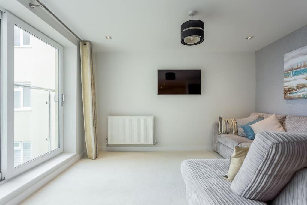 Stunning 2 Bed Apartment, Fabulous Sea View & 2 Minutes To Beach With Parking Apartment Bournemouth