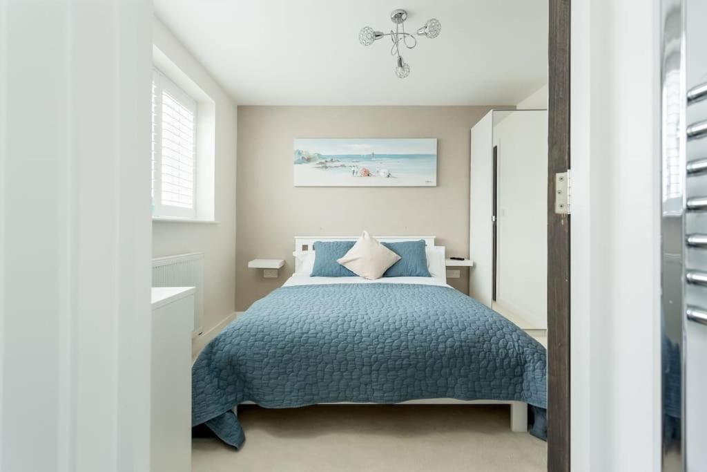 Stunning 2 Bed Apartment, Fabulous Sea View & 2 Minutes To Beach With Parking Apartment