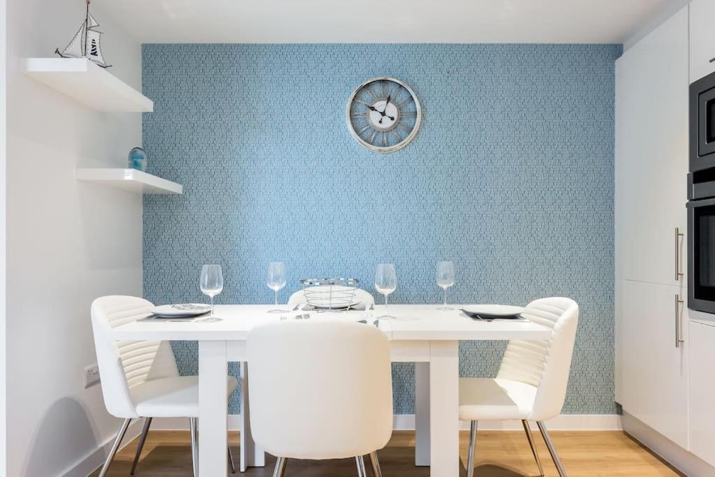 Stunning 2 Bed Apartment, Fabulous Sea View & 2 Minutes To Beach With Parking * Bournemouth