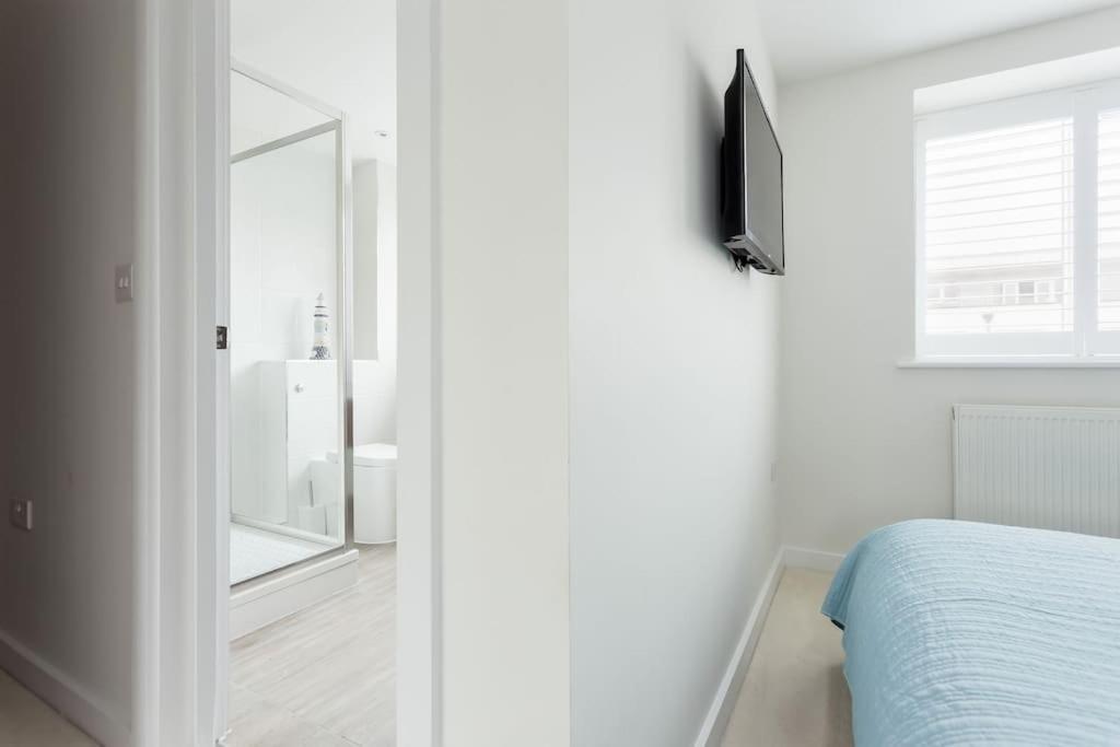 Apartment Stunning 2 Bed Apartment, Fabulous Sea View & 2 Minutes To Beach With Parking