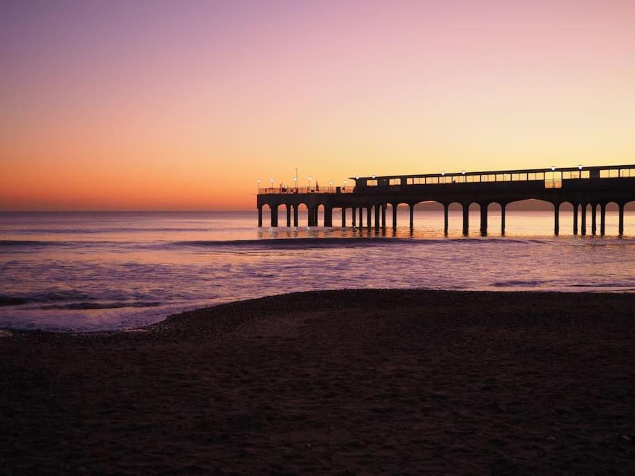 Stunning 2 Bed Apartment, Fabulous Sea View & 2 Minutes To Beach With Parking *