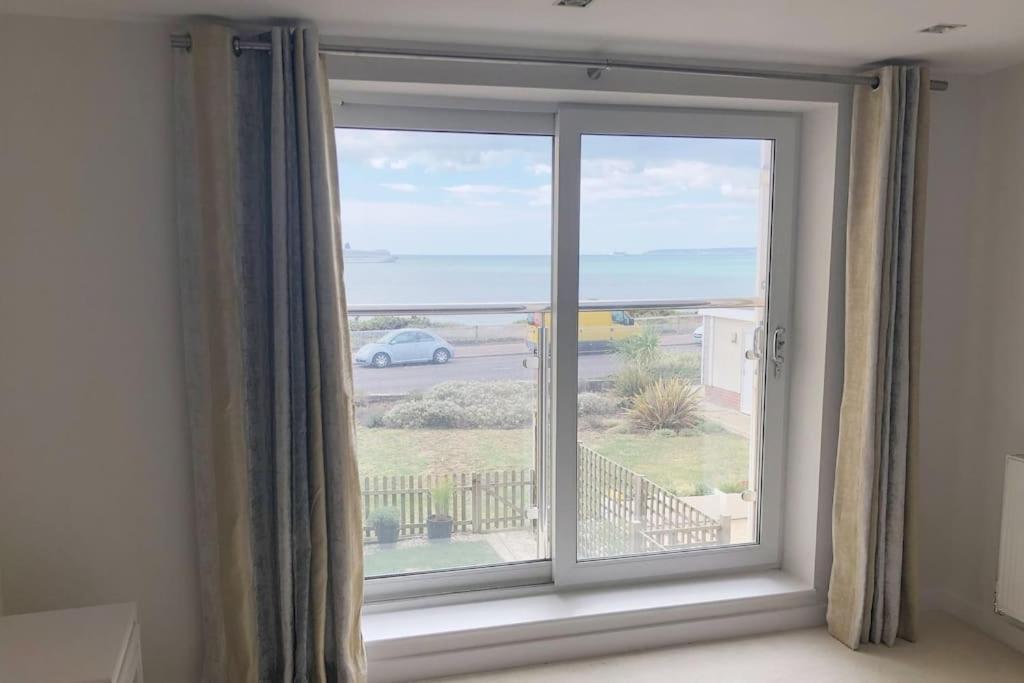 Apartment Stunning 2 Bed Apartment, Fabulous Sea View & 2 Minutes To Beach With Parking *