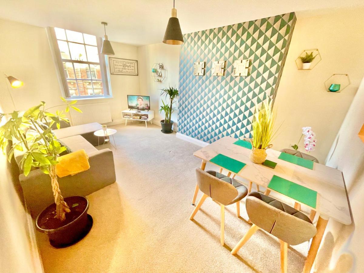 A Stylish Retreat - Super King Bed - Heart Of Town Centre - 5 Mins Stroll To Apartment