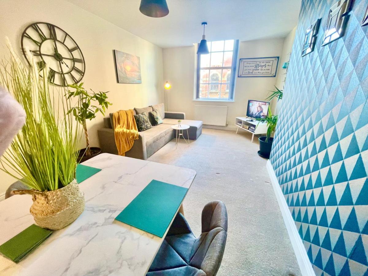 A Stylish Retreat - Super King Bed - Heart Of Town Centre - 5 Mins Stroll To * Bournemouth