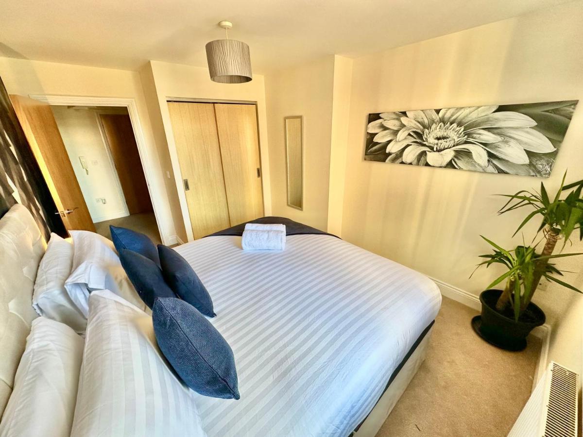 Apartment A Stylish Retreat - Super King Bed - Heart Of Town Centre - 5 Mins Stroll To